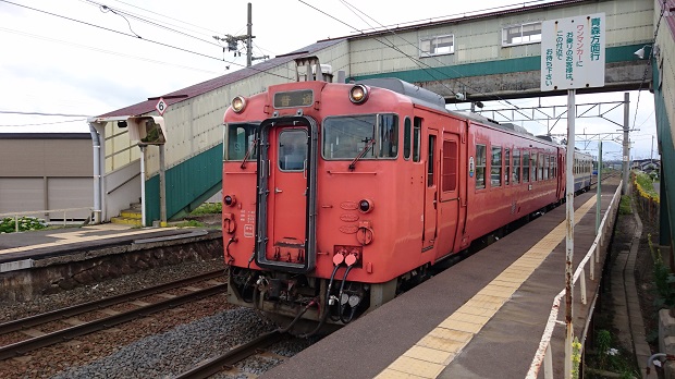 入線する五能線列車