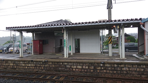 島式ホームから見た駅舎