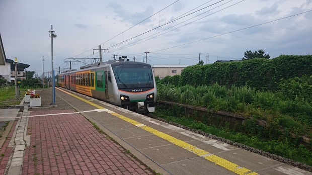通過するリゾートあすなろ号